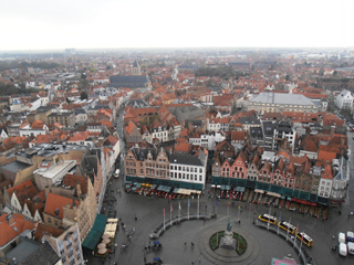 Brugge_Markt_vogelzicht_320x240.jpg(103676 byte)