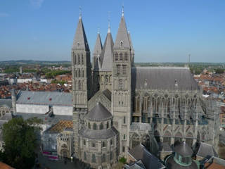 Tournai_Cathedral_320x240.jpg(93218 byte)