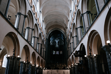 Tournai_Cathedral_Romanesque_360x240.jpg(102322 byte)