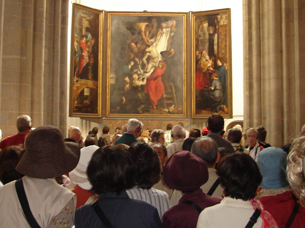 Rubens_kruisafneming_OLVKathedraal_metToeristen_450x600.jpg(274042 byte)
